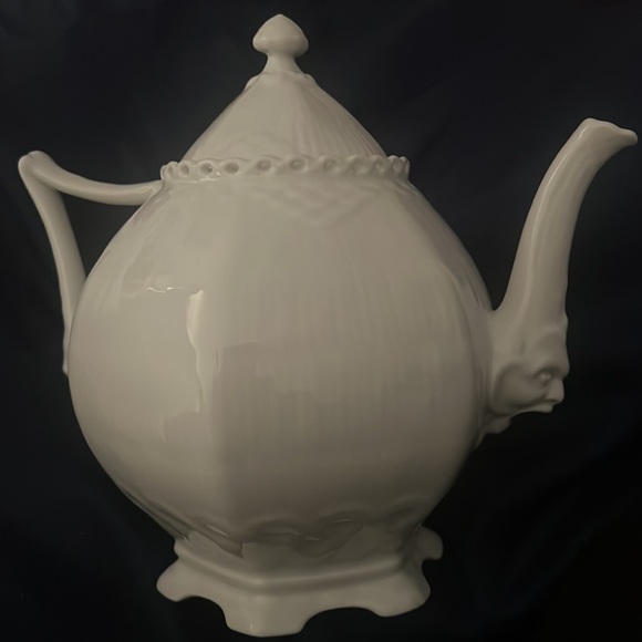 Royal Copenhagen White Fluted Full Lace Teapot 100 CL - Picture 8 of 12